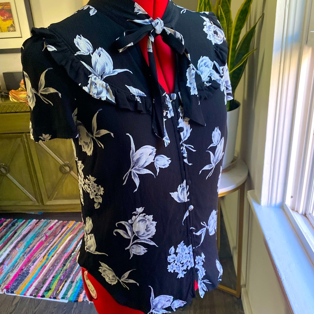 ✌🏻Maeve by Anthropologie short sleeve black floral blouse